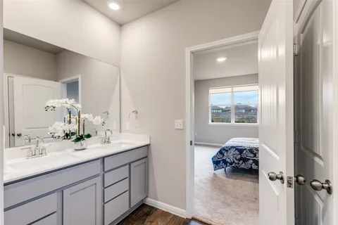 a en suite bathroom with sinks and mirror