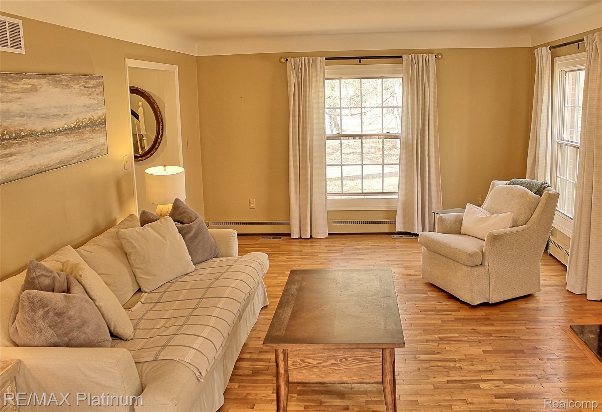 625 Spring Valley Road Ann Arbor, MI 48105 - Photo 8 of 75 LivingLongway.jpg