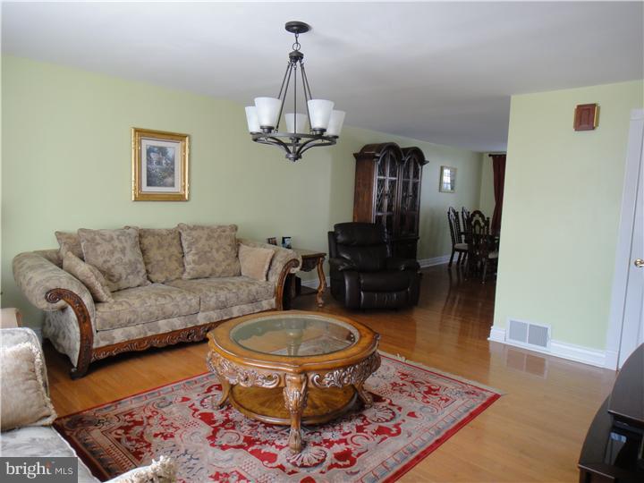 11732 Millbrook Road Philadelphia, PA 19154 - Photo 2 of 19 Gallery Image 2