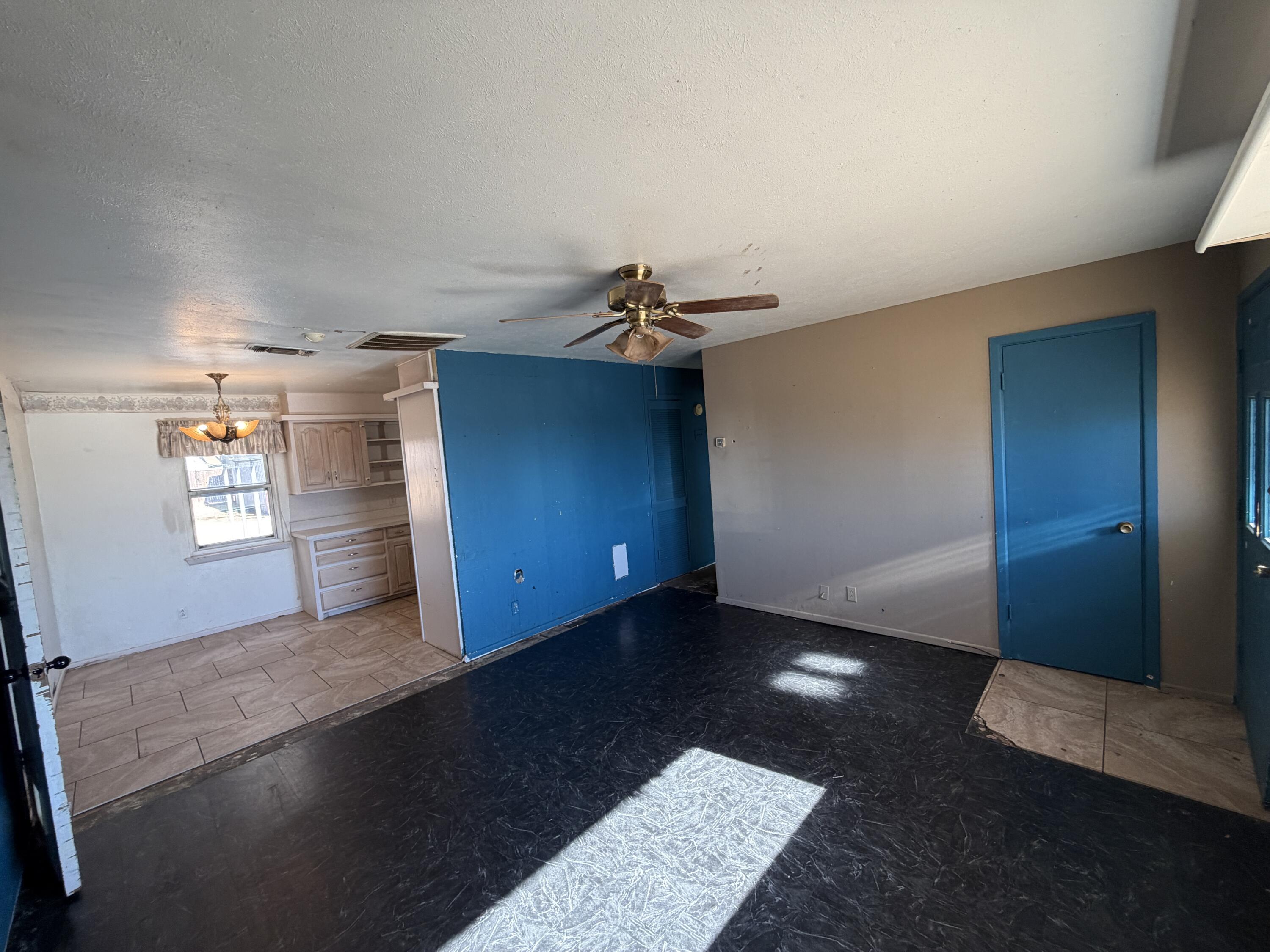 1010 West Hockley Street Slaton, TX 79364 - Photo 2 of 15 Living Room