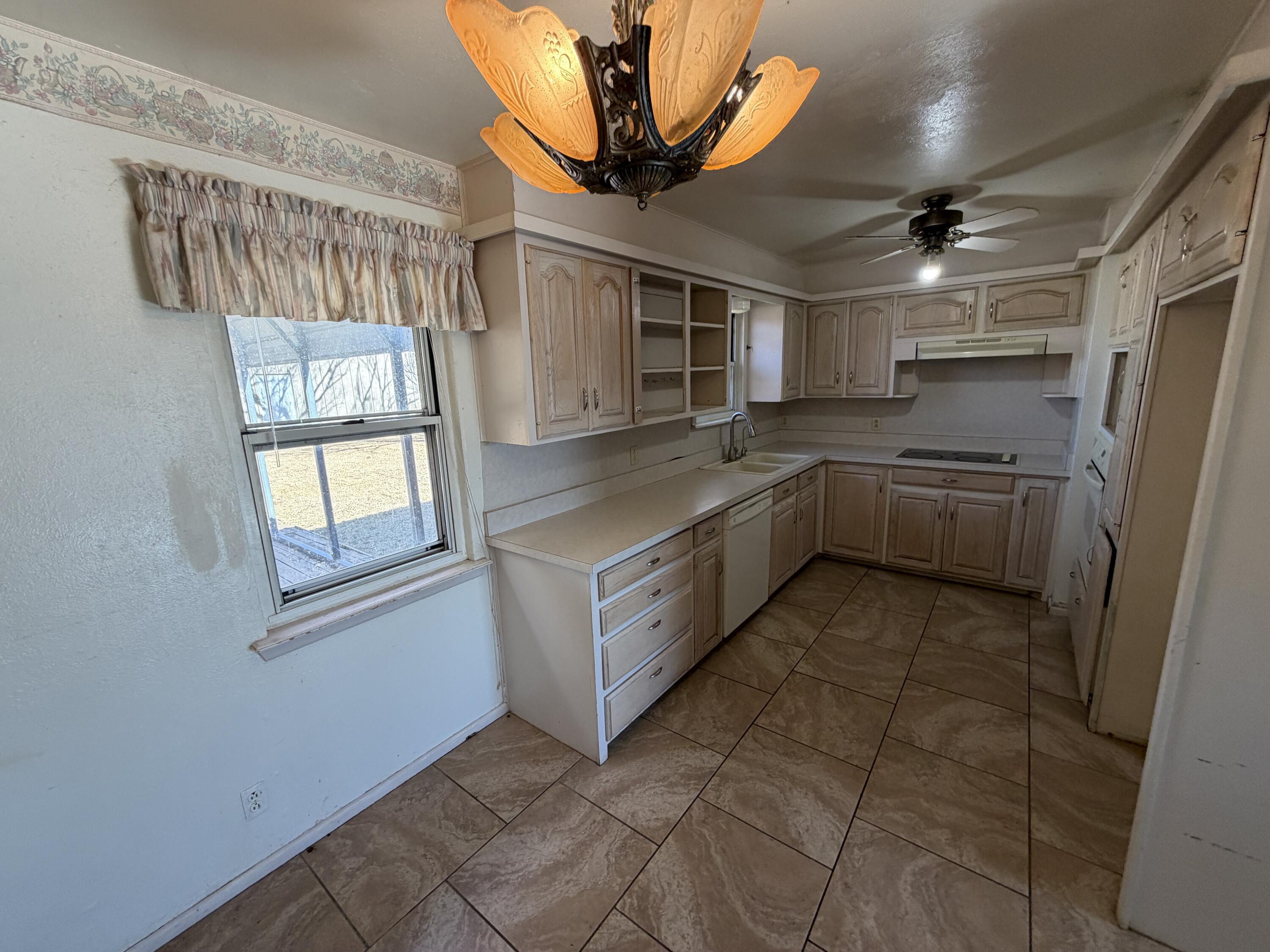 1010 West Hockley Street Slaton, TX 79364 - Photo 3 of 15 Kitchen