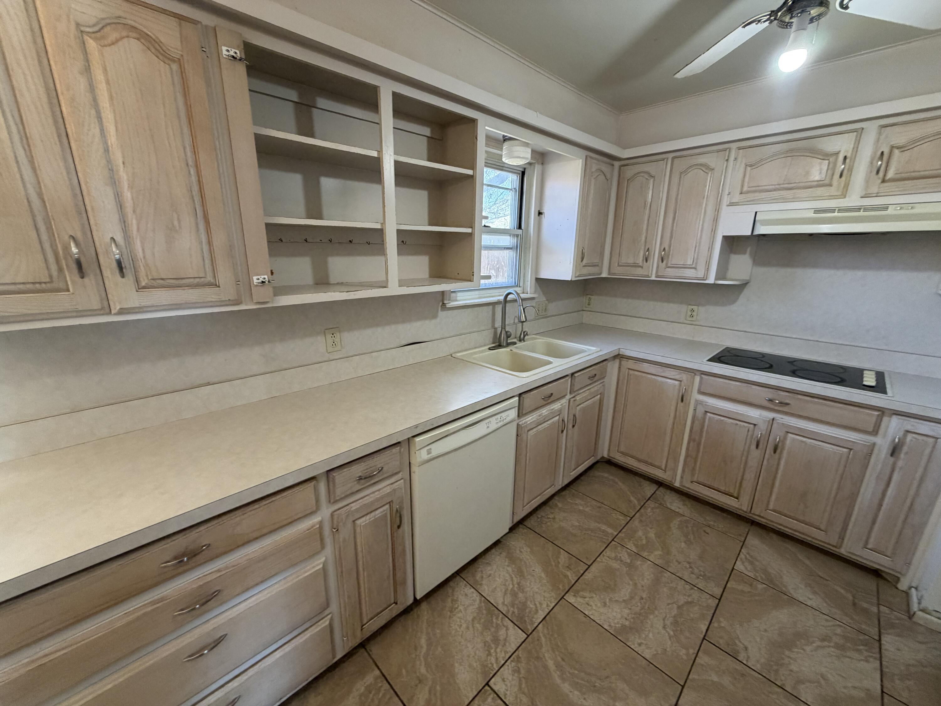 1010 West Hockley Street Slaton, TX 79364 - Photo 4 of 15 Close Up Kitchen