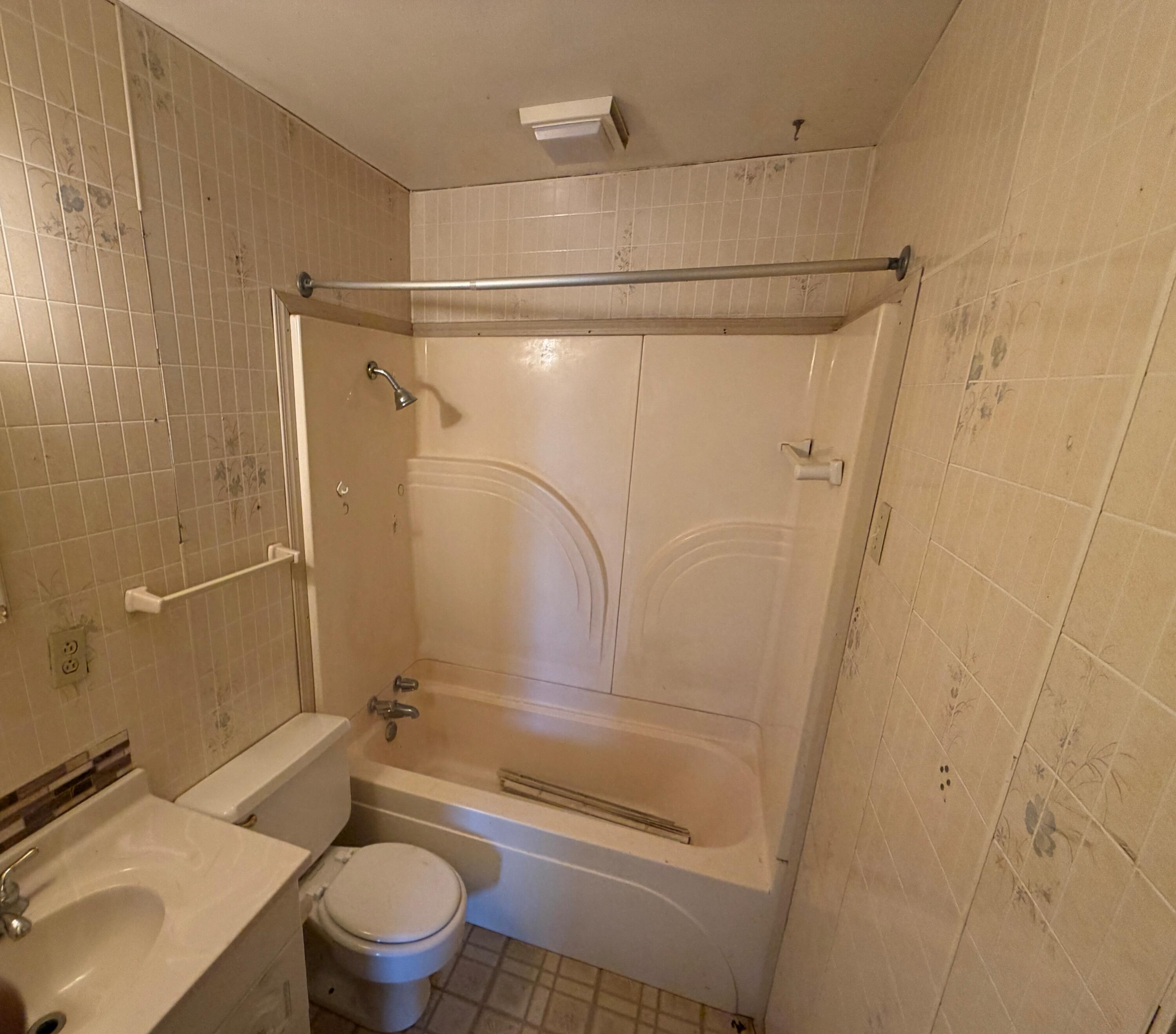 1010 West Hockley Street Slaton, TX 79364 - Photo 7 of 15 Restroom