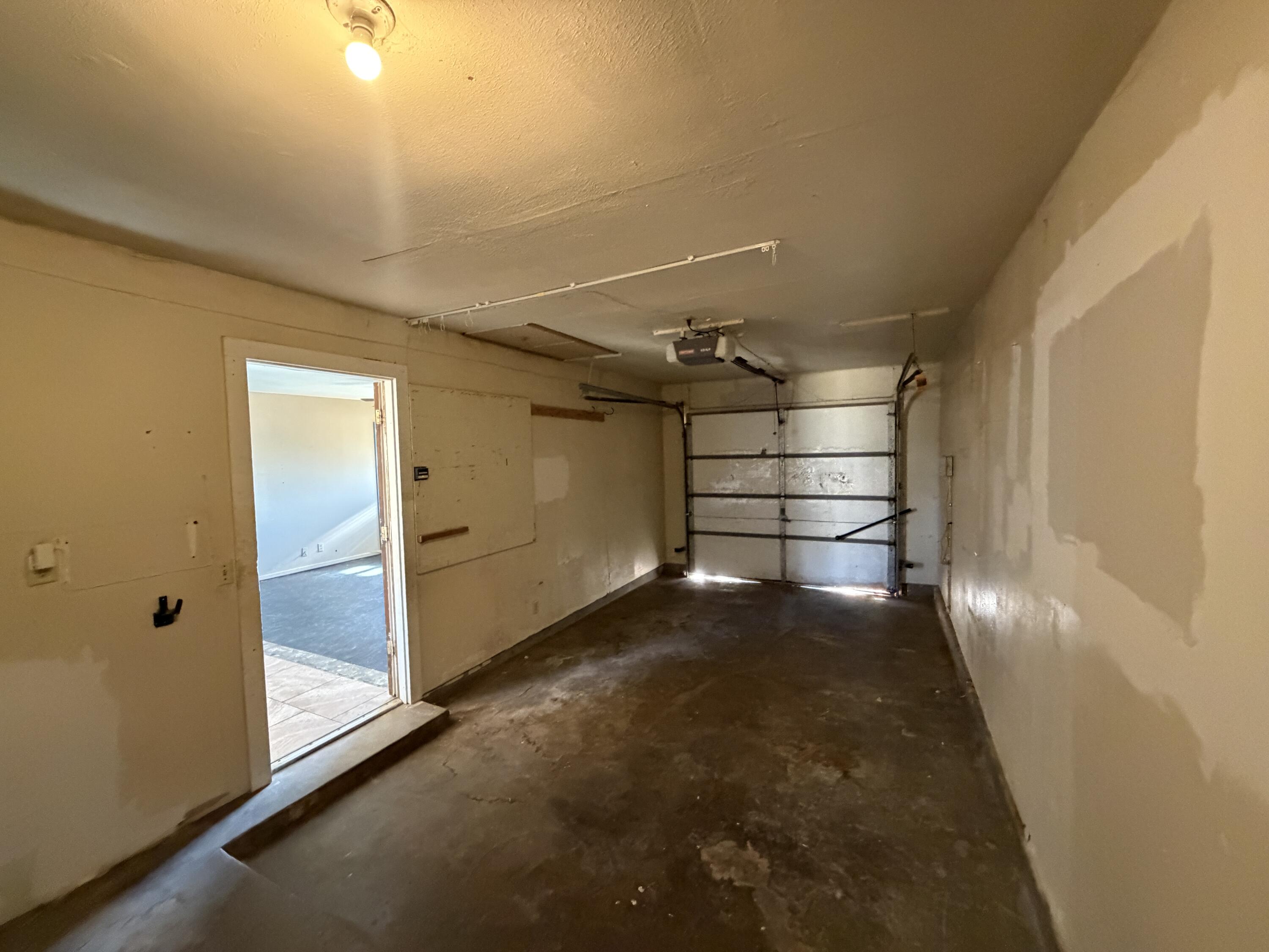 1010 West Hockley Street Slaton, TX 79364 - Photo 10 of 15 Garage