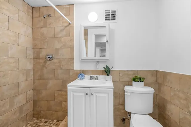 $2,200 | 343 Van Buren Street, Unit 6, Hollywood, FL 33019