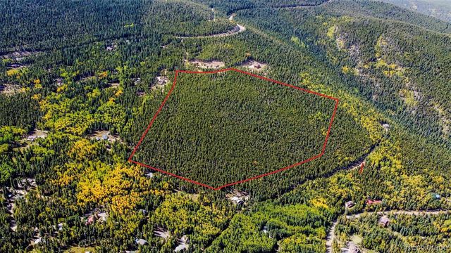 a view of a large yard with lots of green space