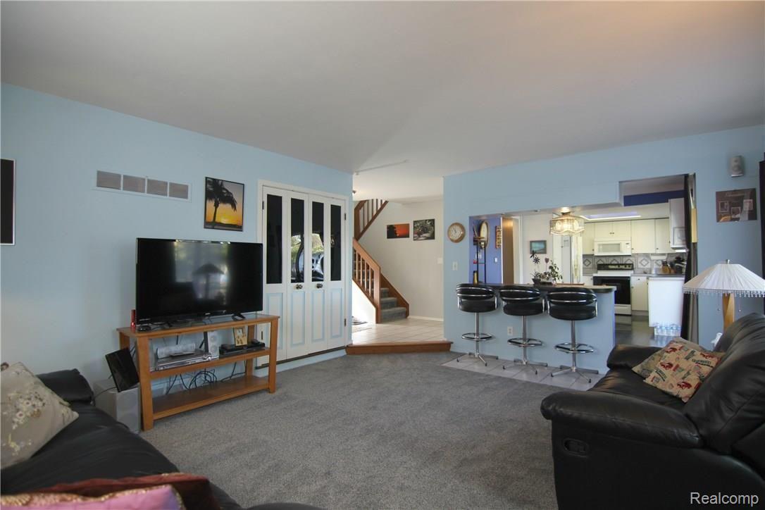 2335 Oakcrest Road Sterling Heights, MI 48310 - Photo 12 of 27 Oakcrest Rd Great Room 2.jpg