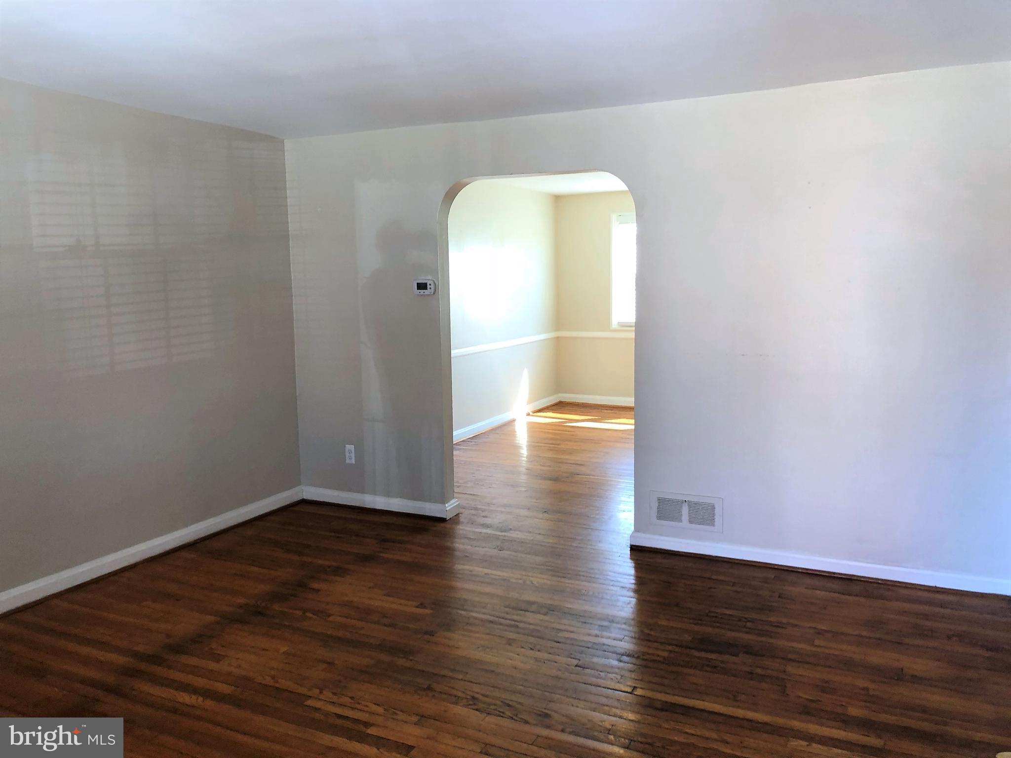 5415 Whitlock Road Baltimore, MD 21229 - Photo 3 of 22 Living Room
