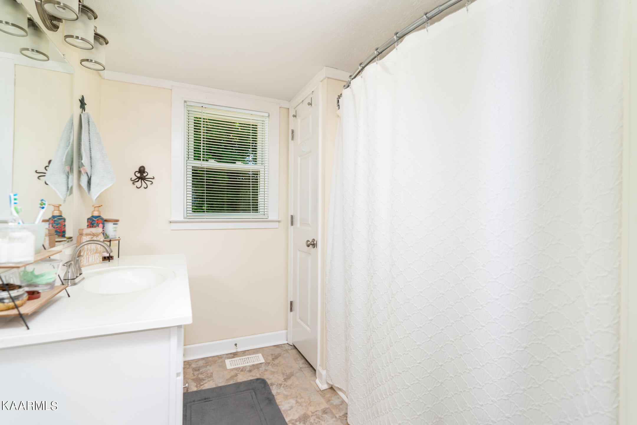 150 Yarnell Road Clinton, TN 37716 - Photo 11 of 16 Bathroom