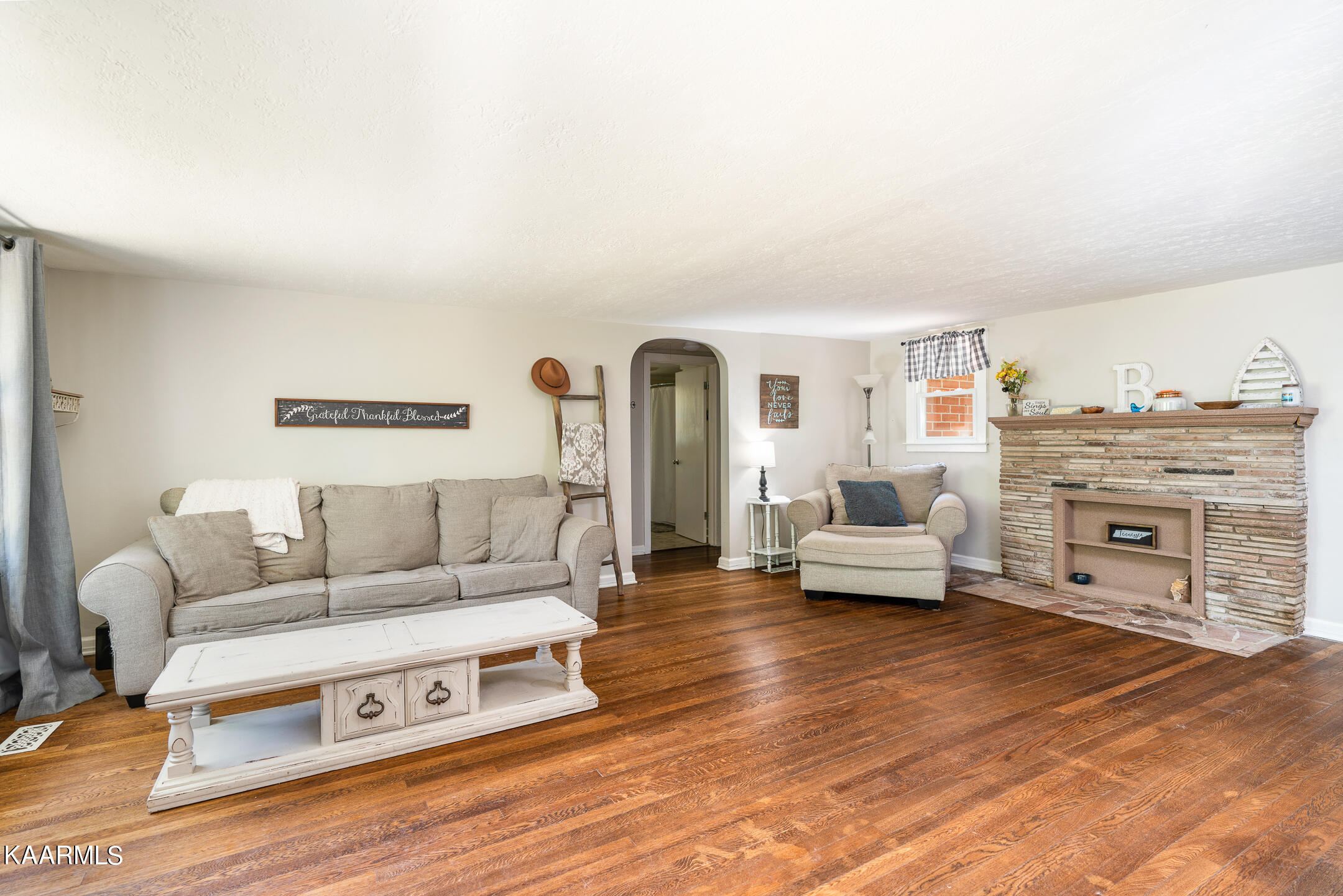 150 Yarnell Road Clinton, TN 37716 - Photo 4 of 16 Living Room