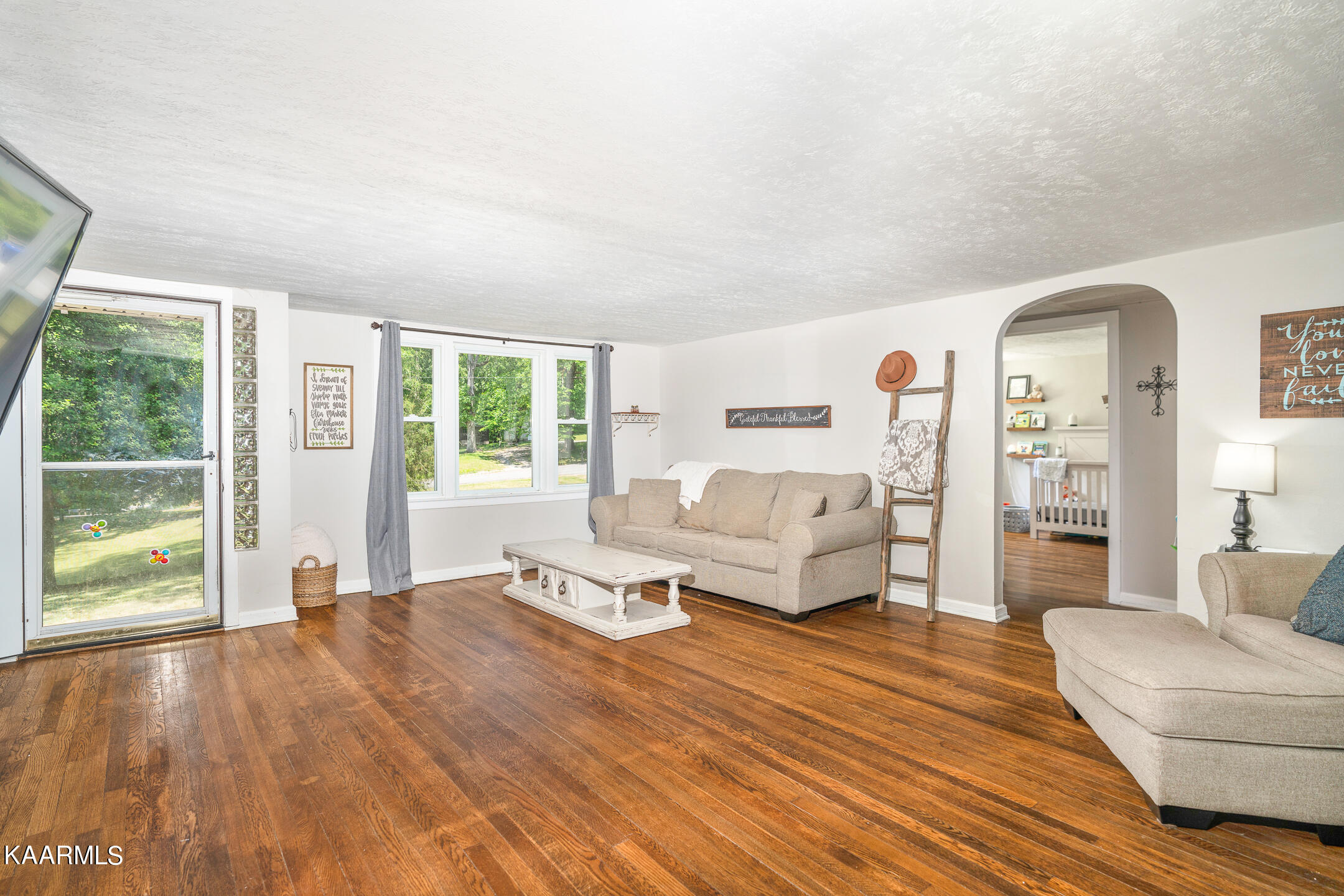 150 Yarnell Road Clinton, TN 37716 - Photo 5 of 16 Living Room 2