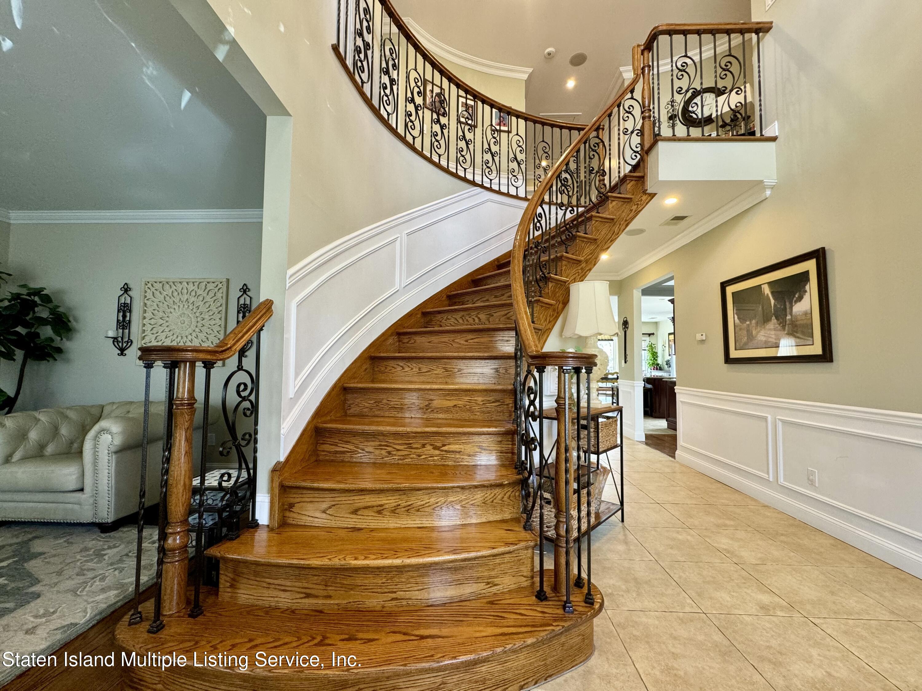 20 Kenneth Place Staten Island, NY 10309 - Photo 4 of 52 a view of entryway and hall