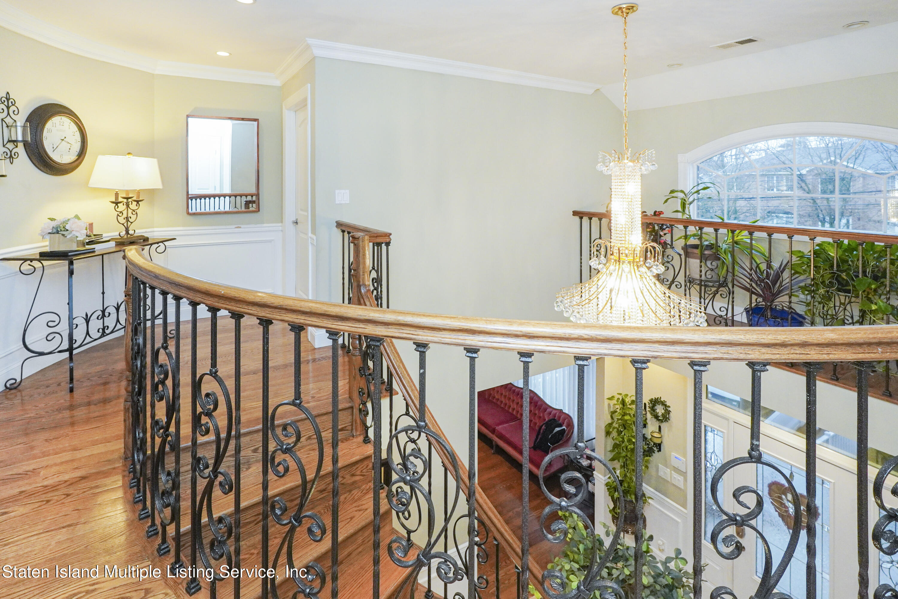 20 Kenneth Place Staten Island, NY 10309 - Photo 9 of 52 a view of entryway with a table and chairs