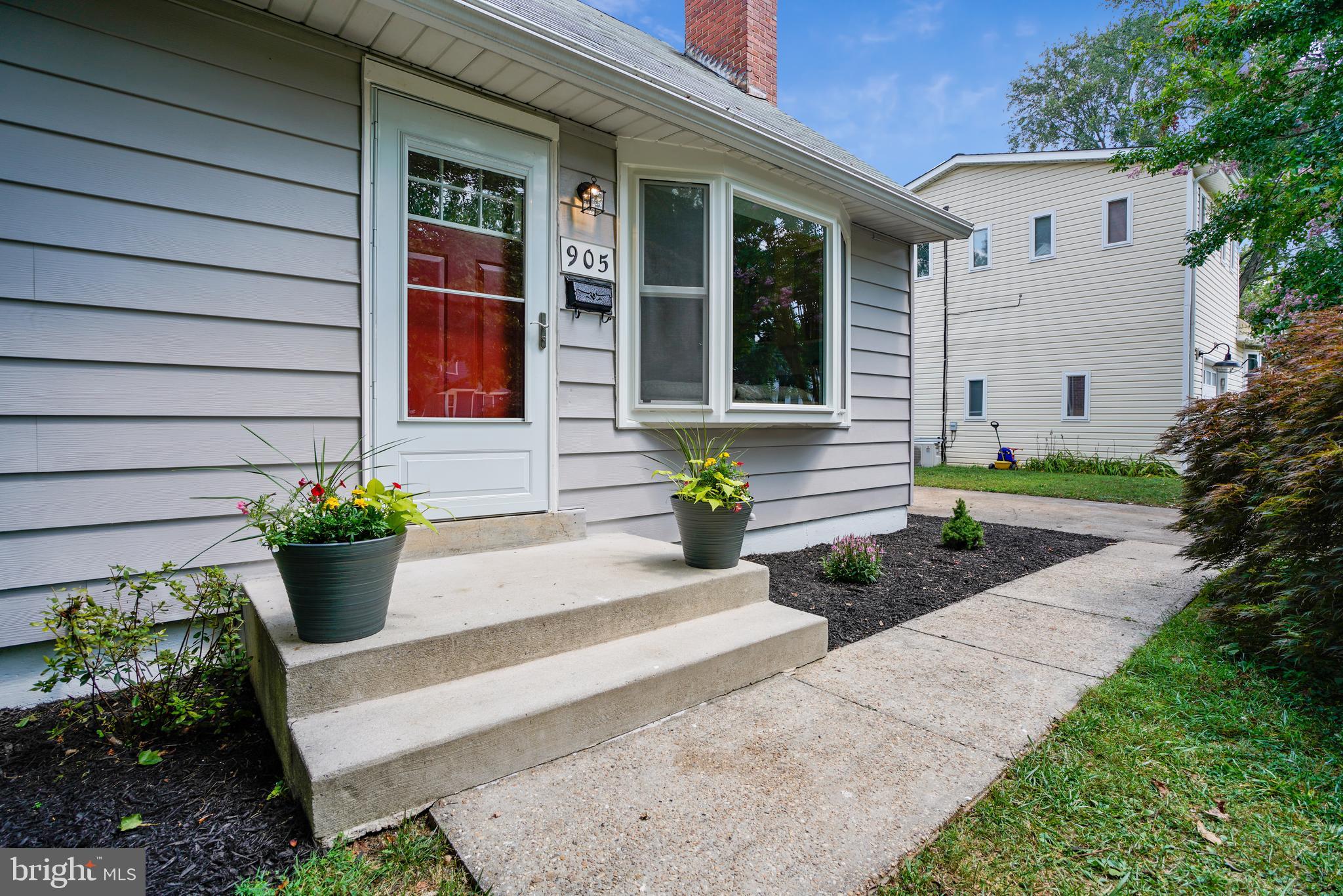 905 Kerwin Road Silver Spring, MD 20901 - Photo 32 of 47 Inviting front door with just a couple steps