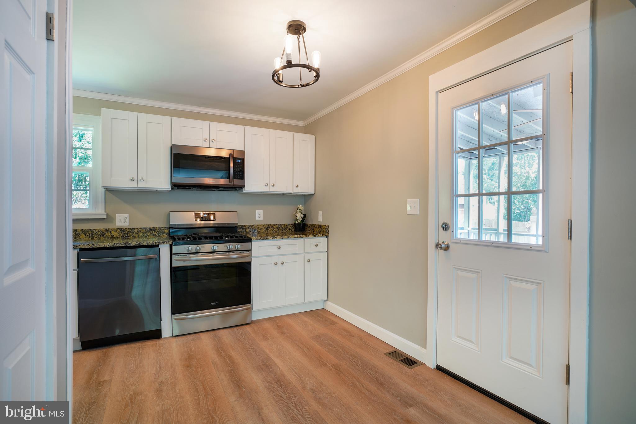 905 Kerwin Road Silver Spring, MD 20901 - Photo 7 of 47 Combination kitchen and dining area