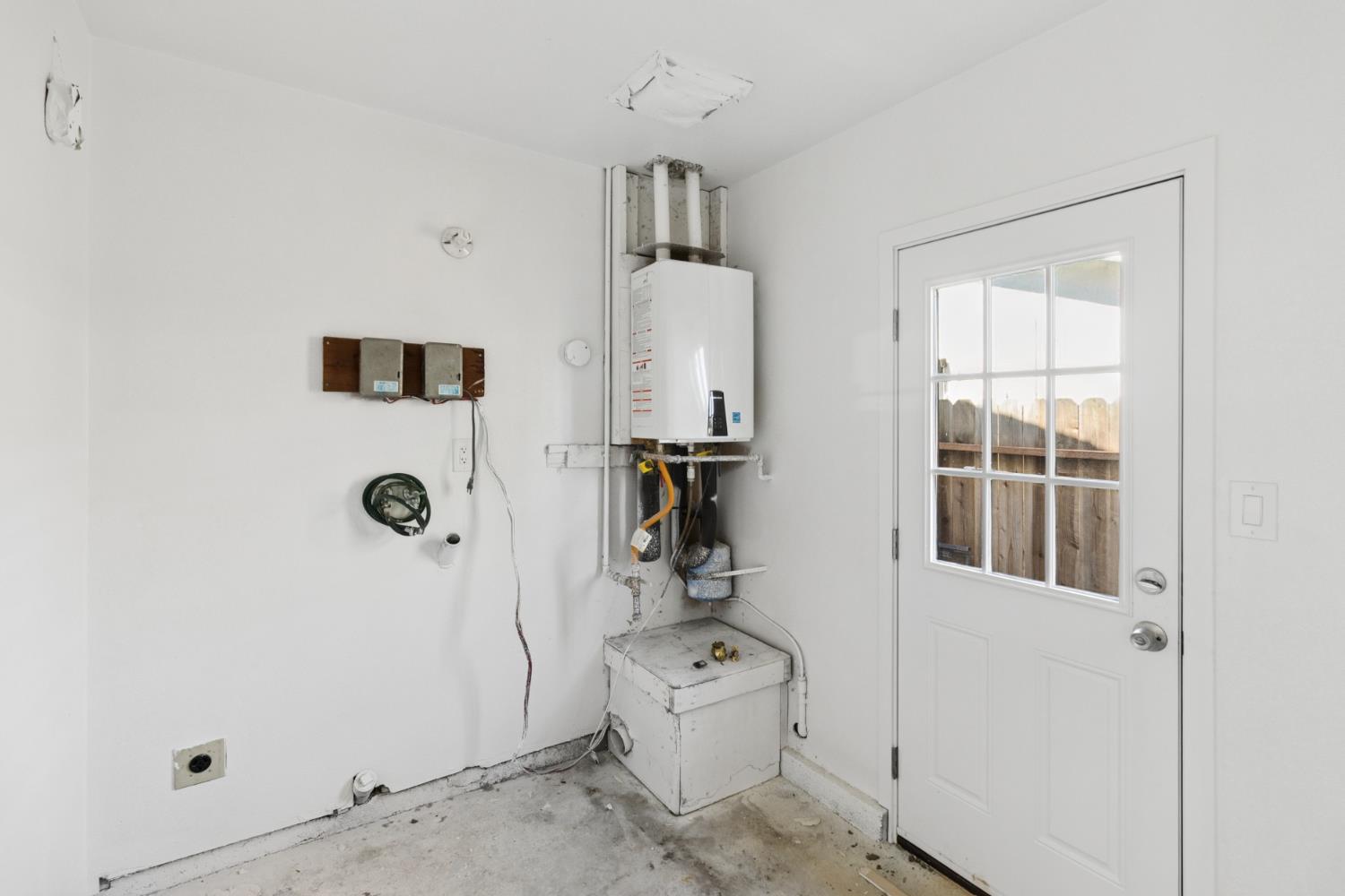 7249 Windjammer Way Citrus Heights, CA 95621 - Photo 36 of 41 a room with table and chairs