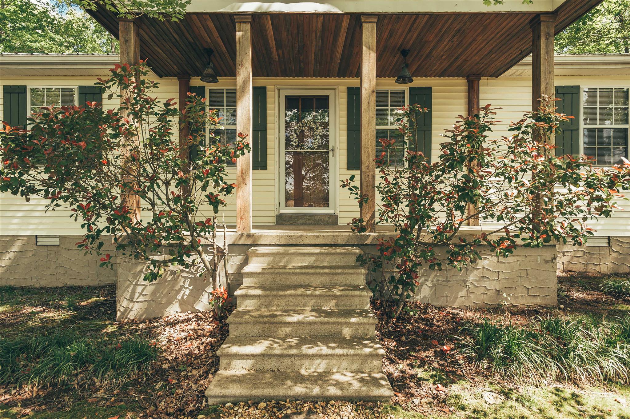1253 Smith Thompson Road Bethpage, TN 37022 - Photo 2 of 19 front view of a house