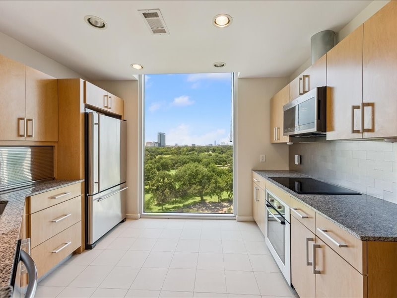 5925 Almeda Road, Unit 10714 Houston, TX 77004 - Photo 2 of 38 a kitchen with stainless steel appliances granite countertop a refrigerator and a sink