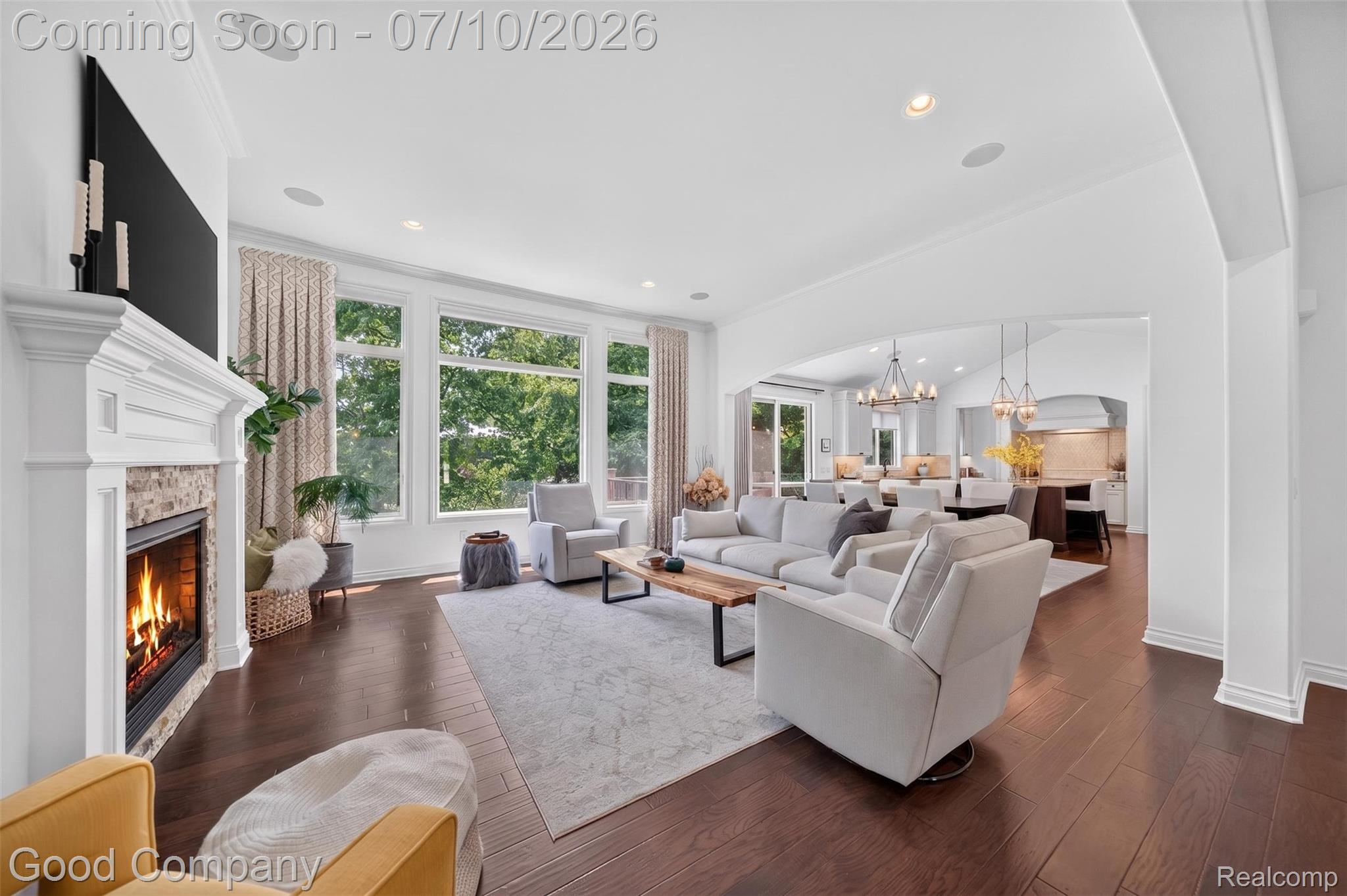 GREAT ROOM WITH VIEWS TO REAR YARD