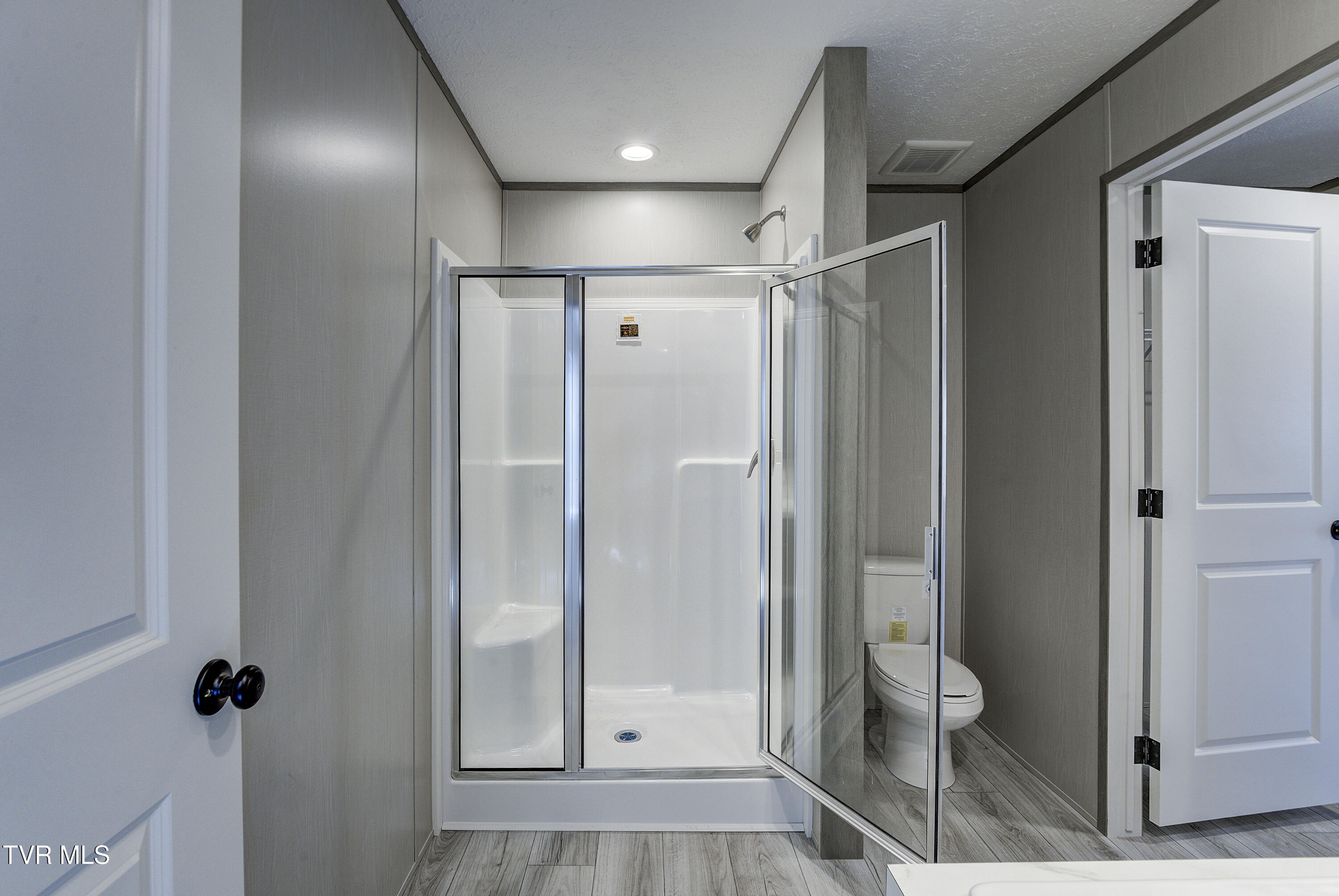 206 Florida Avenue Erwin, TN 37650 - Photo 24 of 30 Primary Bath