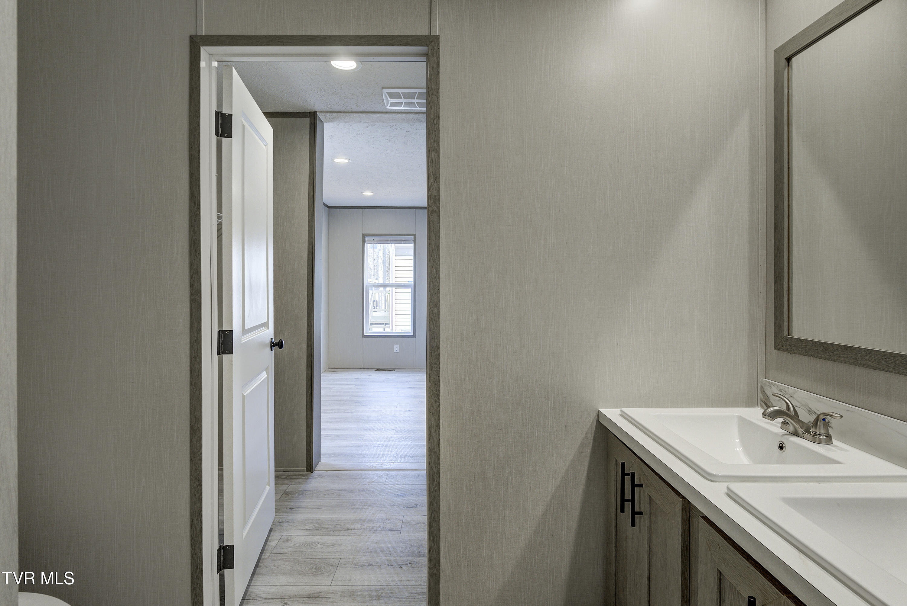 206 Florida Avenue Erwin, TN 37650 - Photo 26 of 30 Primary Bath