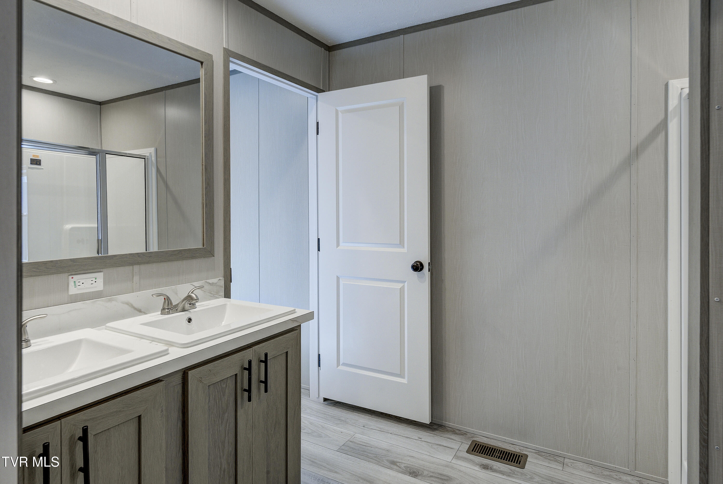 206 Florida Avenue Erwin, TN 37650 - Photo 28 of 30 Primary Bath