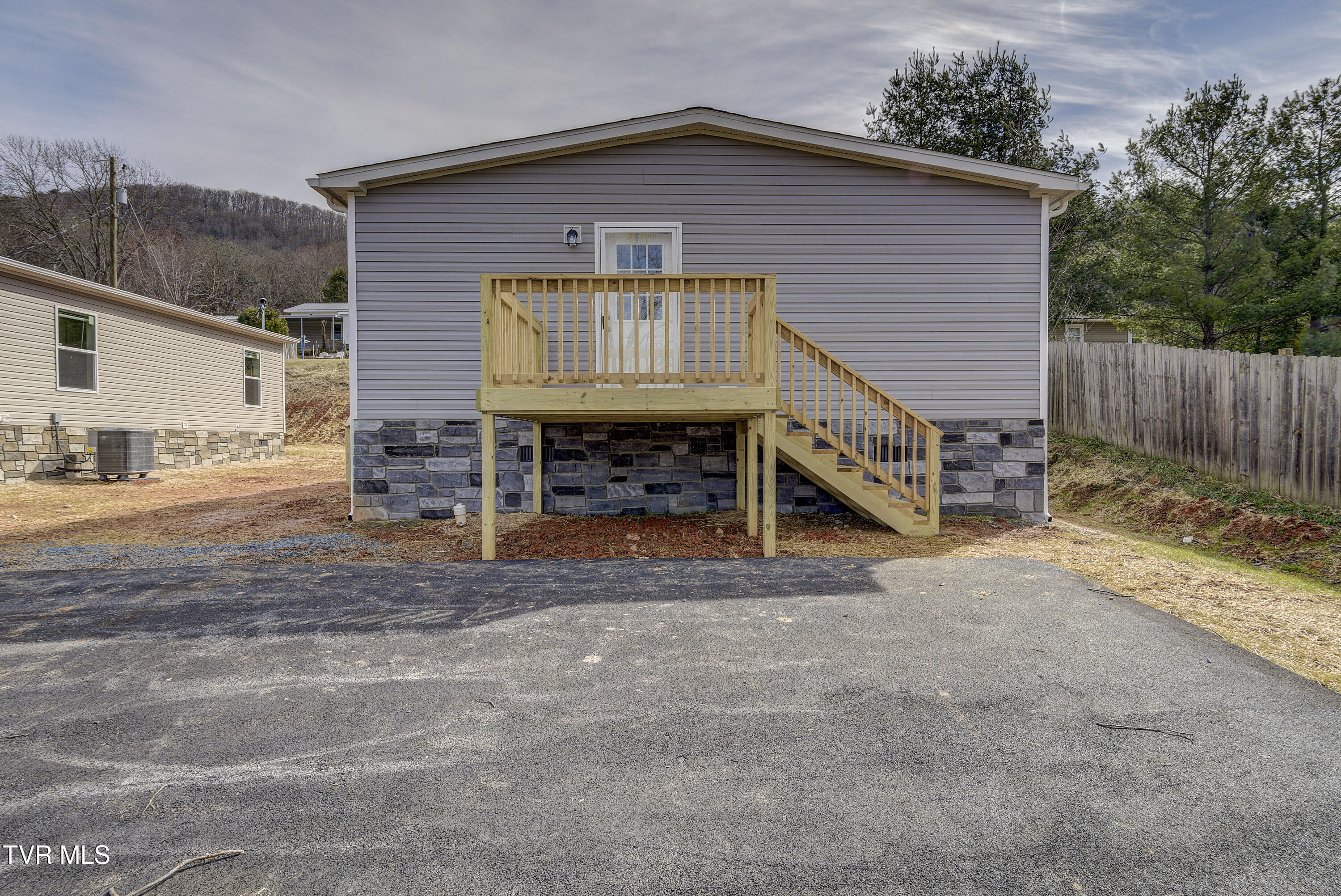 206 Florida Avenue Erwin, TN 37650 - Photo 3 of 30 Exterior