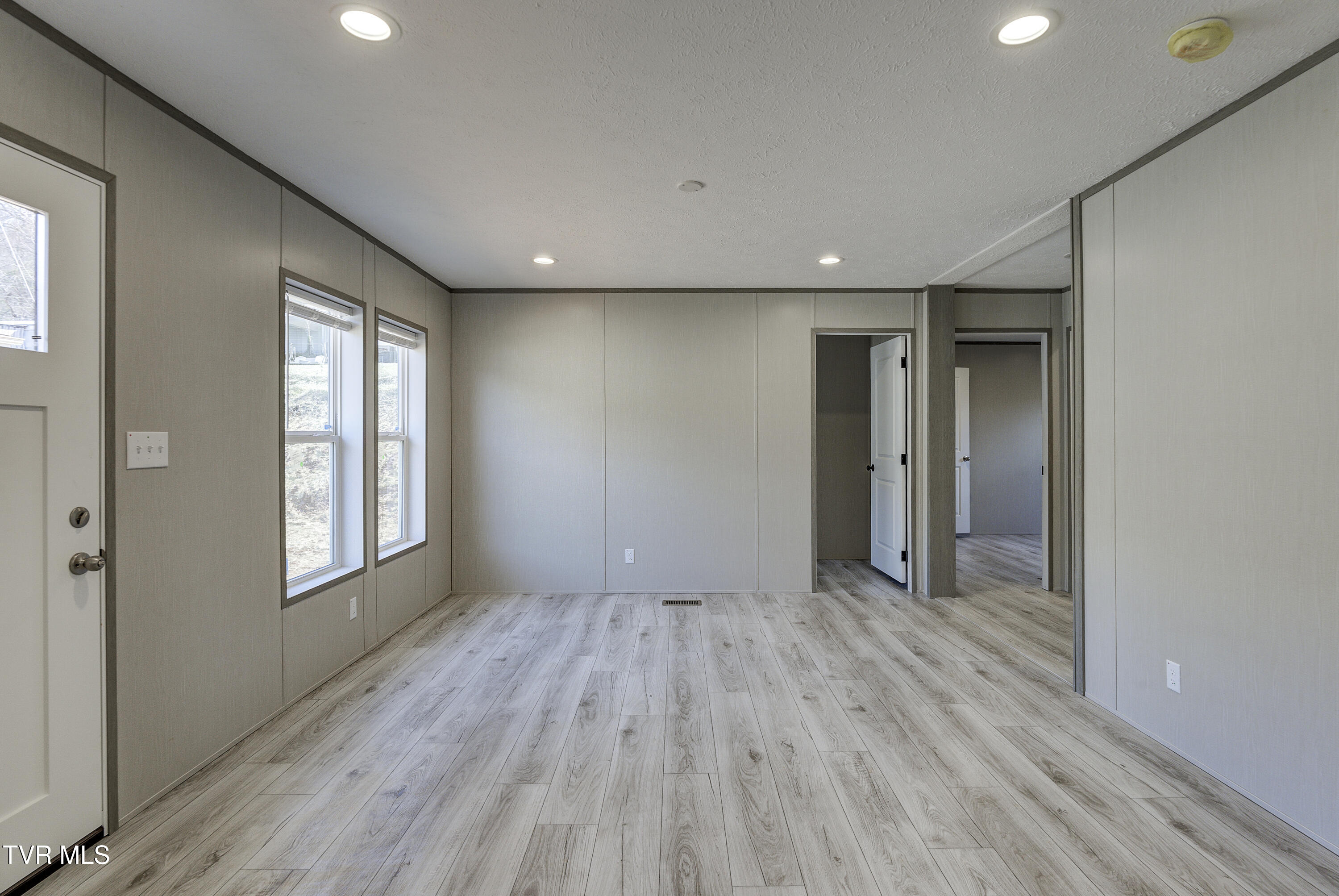 206 Florida Avenue Erwin, TN 37650 - Photo 4 of 30 Living Room