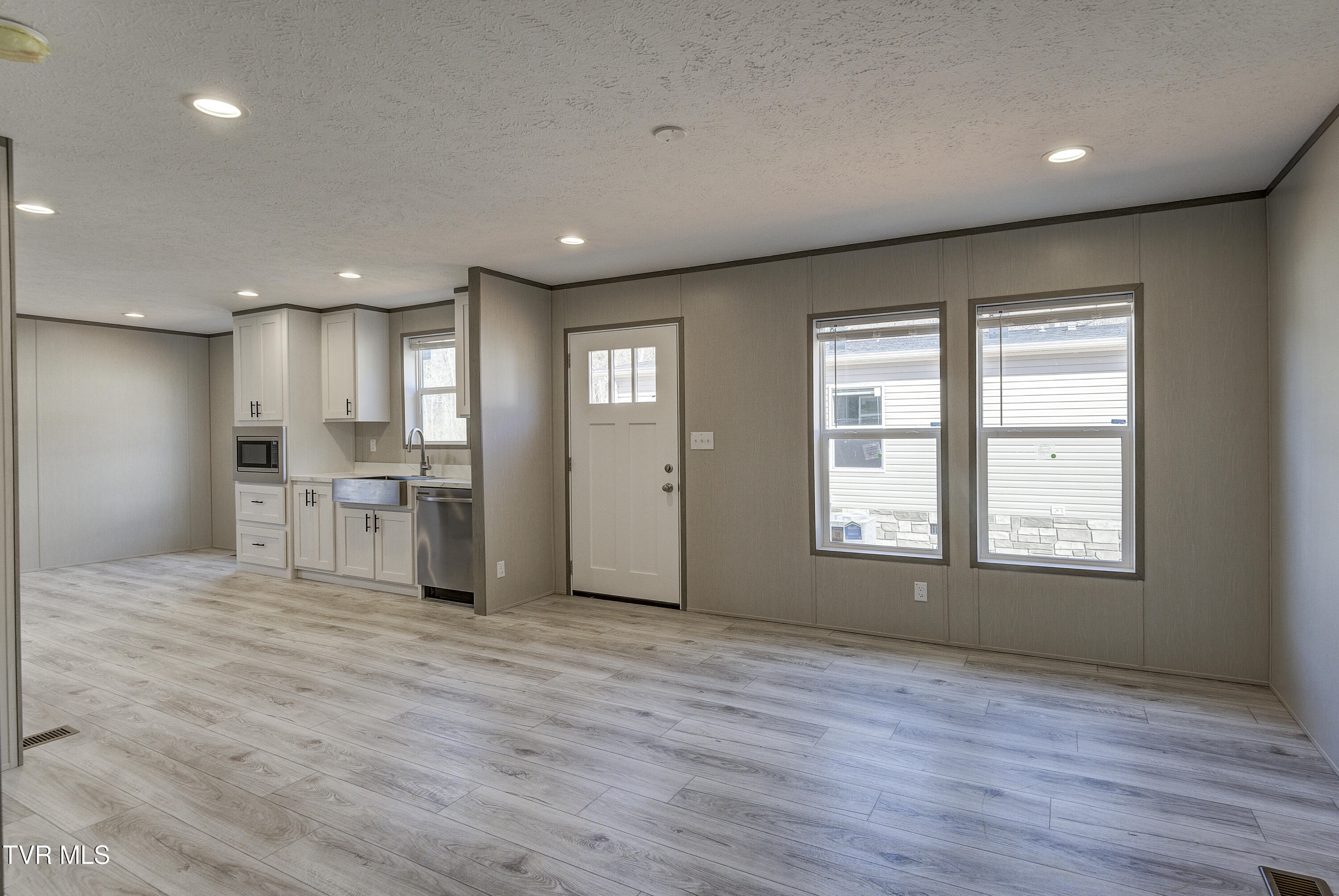 206 Florida Avenue Erwin, TN 37650 - Photo 5 of 30 Living Room