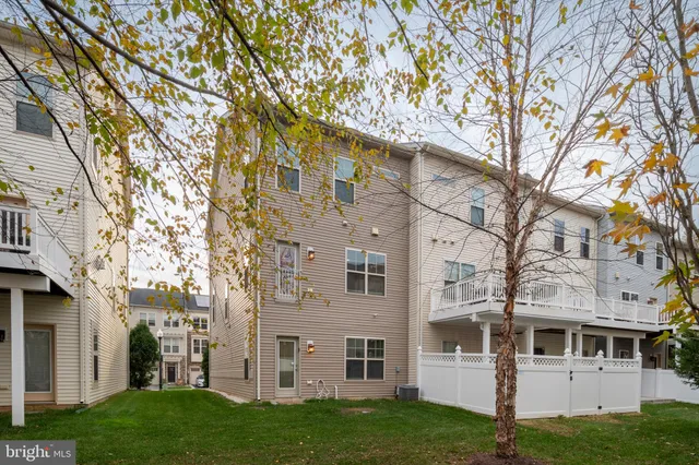 a black and white photo of a living room