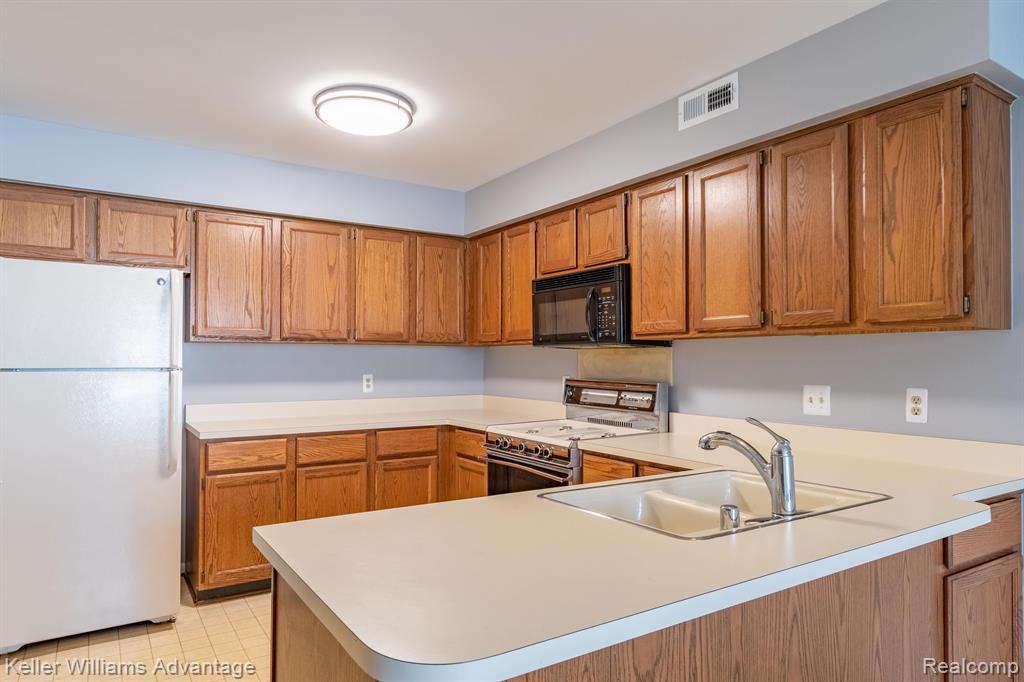 27730 Evergreen Road Lathrup Village, MI 48076 - Photo 3 of 31