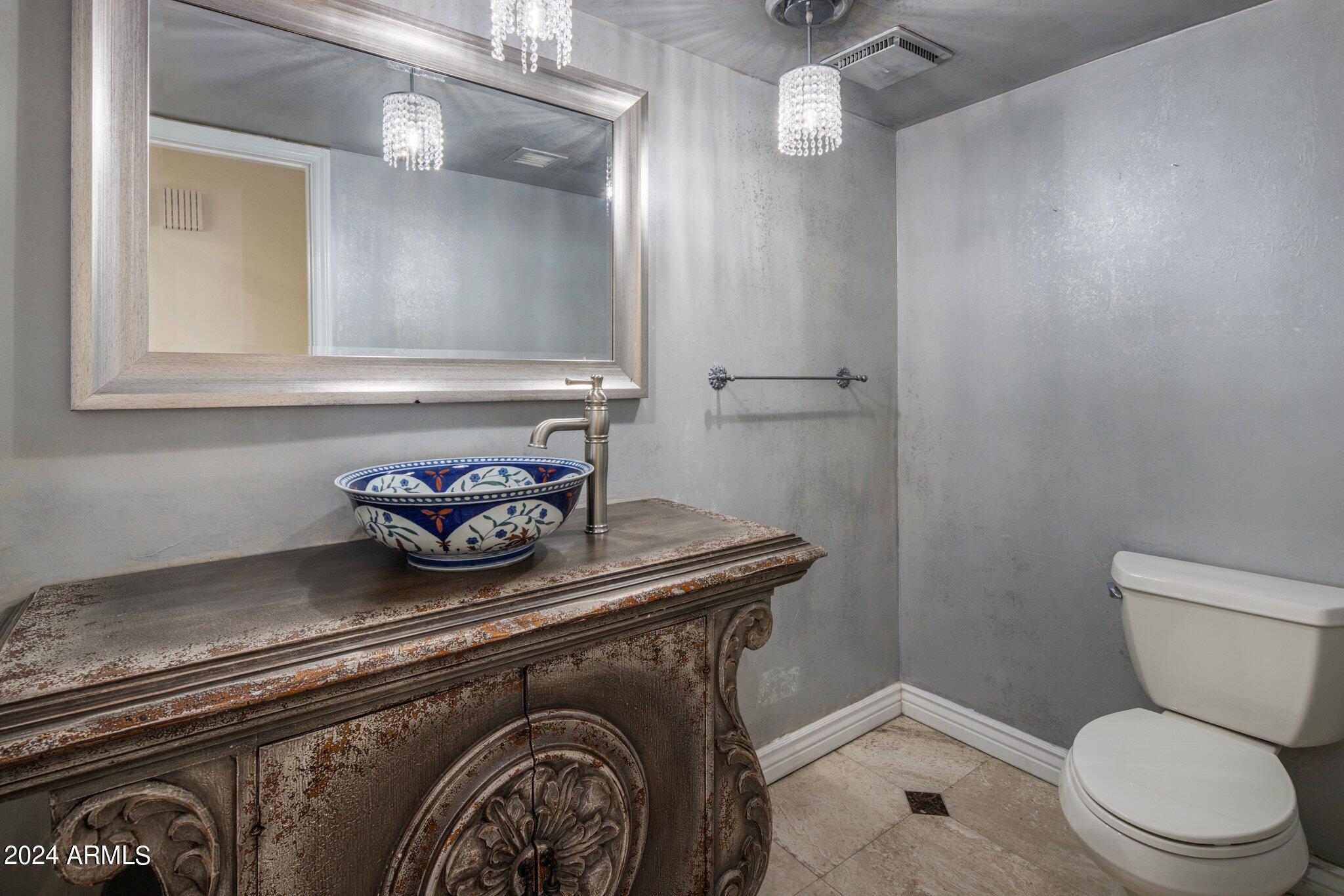 12 West Kaler Drive Phoenix, AZ 85021 - Photo 29 of 41 Hall Bathroom