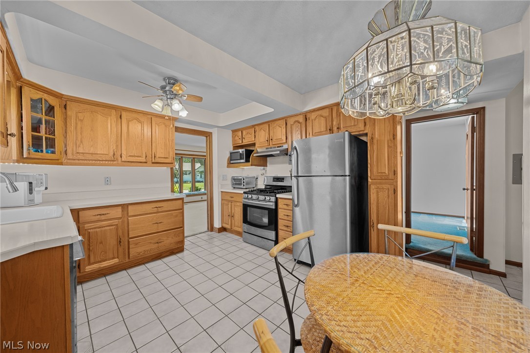 1759 Chelmsford Road Mayfield Heights, OH 44124 - Photo 10 of 39 Eat-in kitchen makes getting out the door in the morning easy.