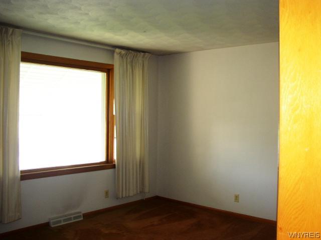 50 Delta Road Amherst, NY 14226 - Photo 6 of 10 Living Room