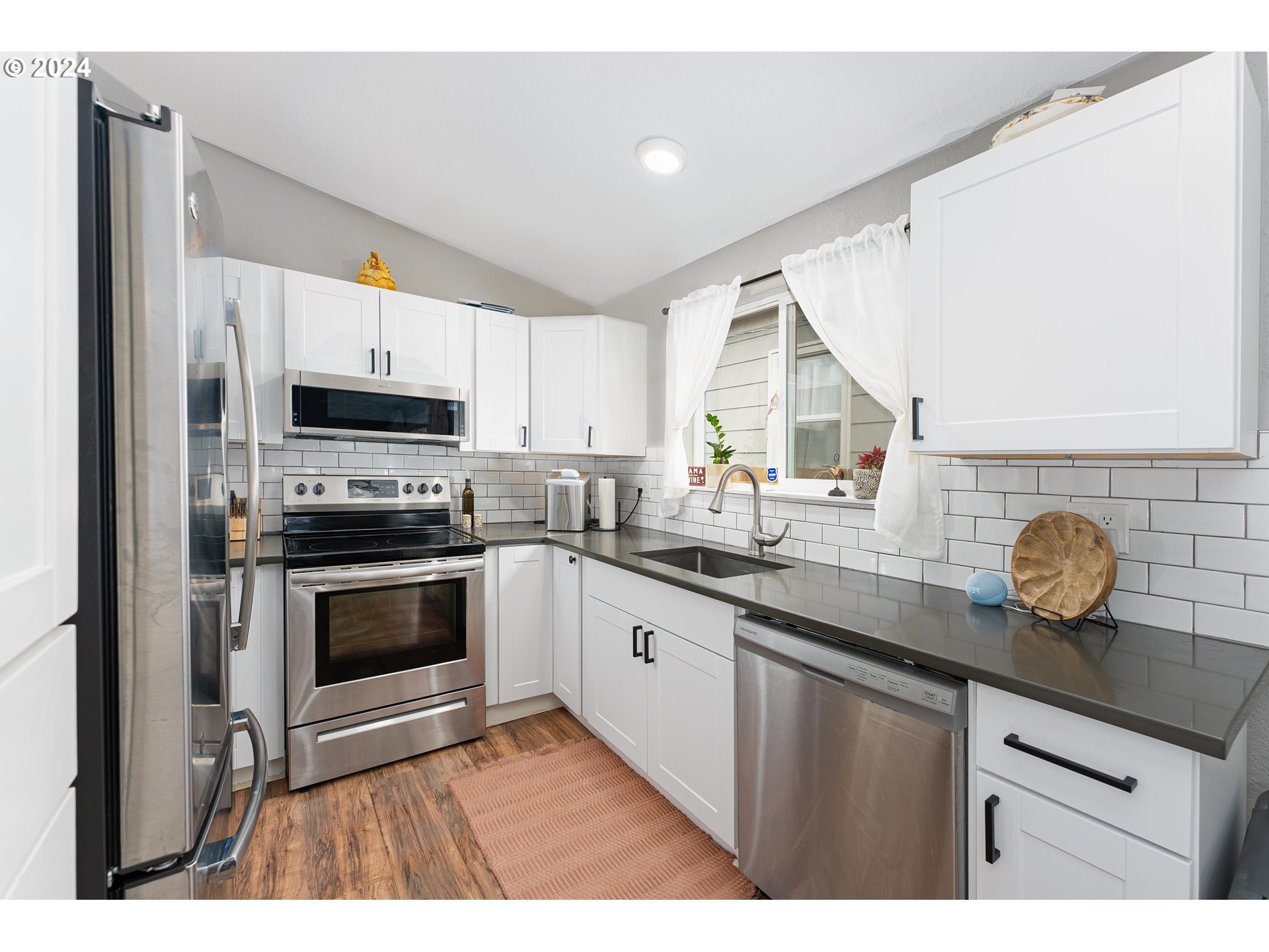 8809 Southeast Reedway Street Portland, OR 97266 - Photo 12 of 39 Kitchen