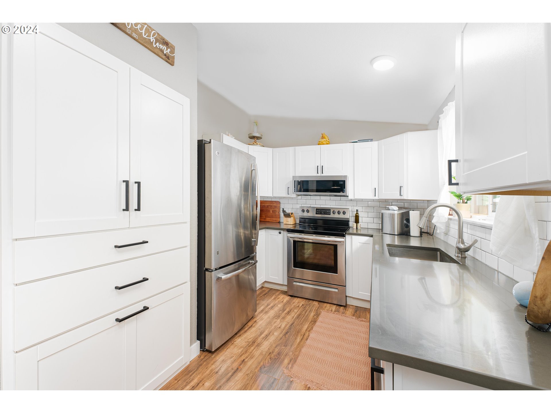 8809 Southeast Reedway Street Portland, OR 97266 - Photo 13 of 39 Kitchen
