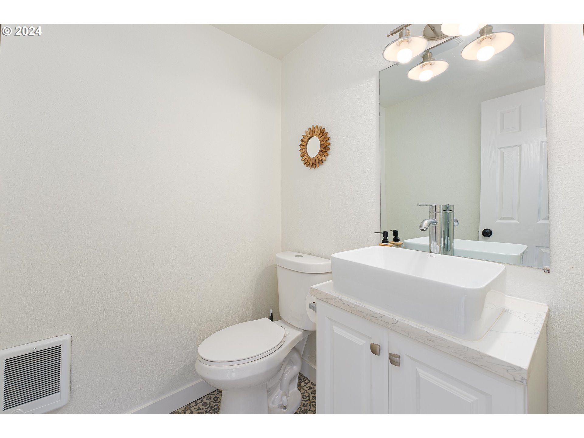 8809 Southeast Reedway Street Portland, OR 97266 - Photo 17 of 39 Bathroom