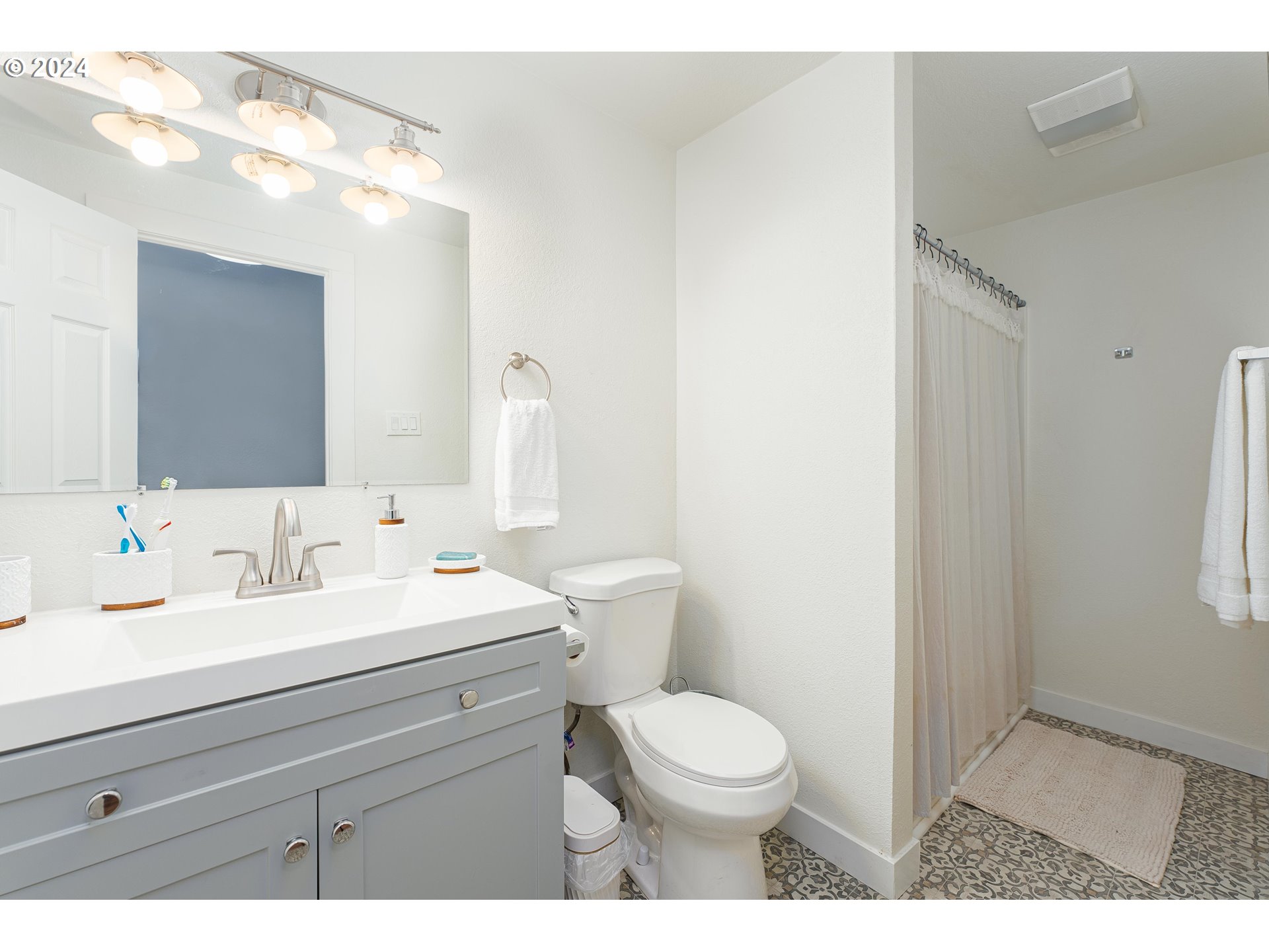 8809 Southeast Reedway Street Portland, OR 97266 - Photo 20 of 39 Bathroom