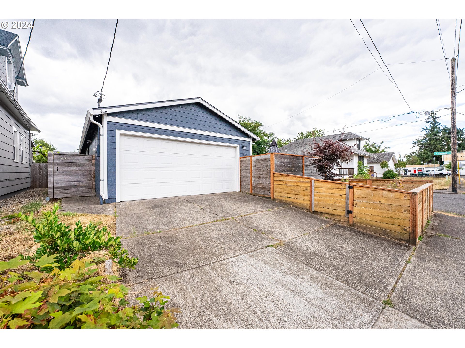 8809 Southeast Reedway Street Portland, OR 97266 - Photo 2 of 39 Gallery Image 2