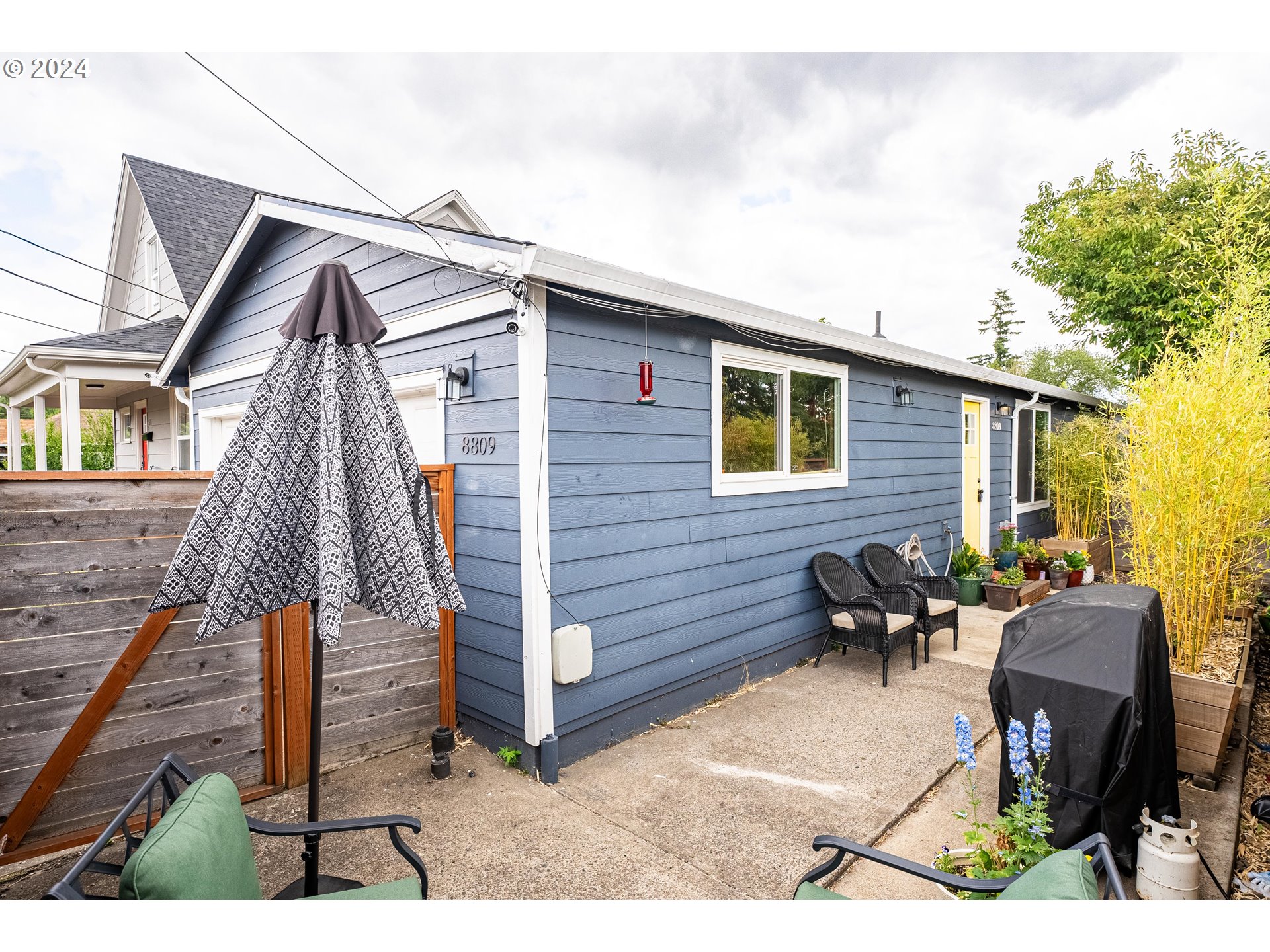 8809 Southeast Reedway Street Portland, OR 97266 - Photo 3 of 39 Garage
