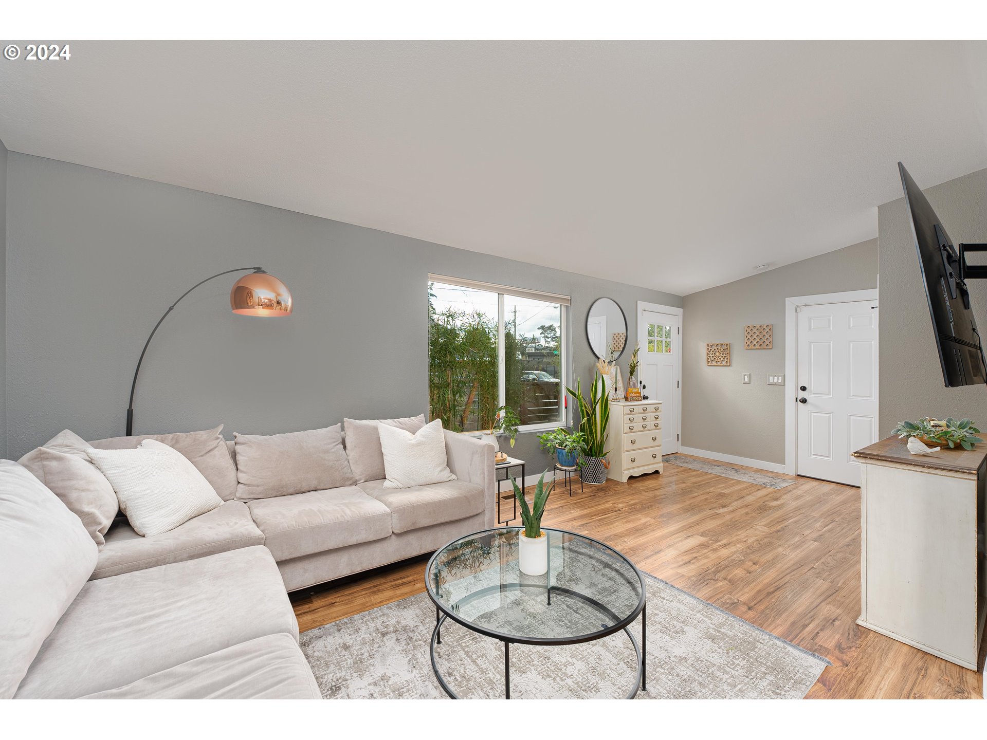 8809 Southeast Reedway Street Portland, OR 97266 - Photo 7 of 39 Living Room