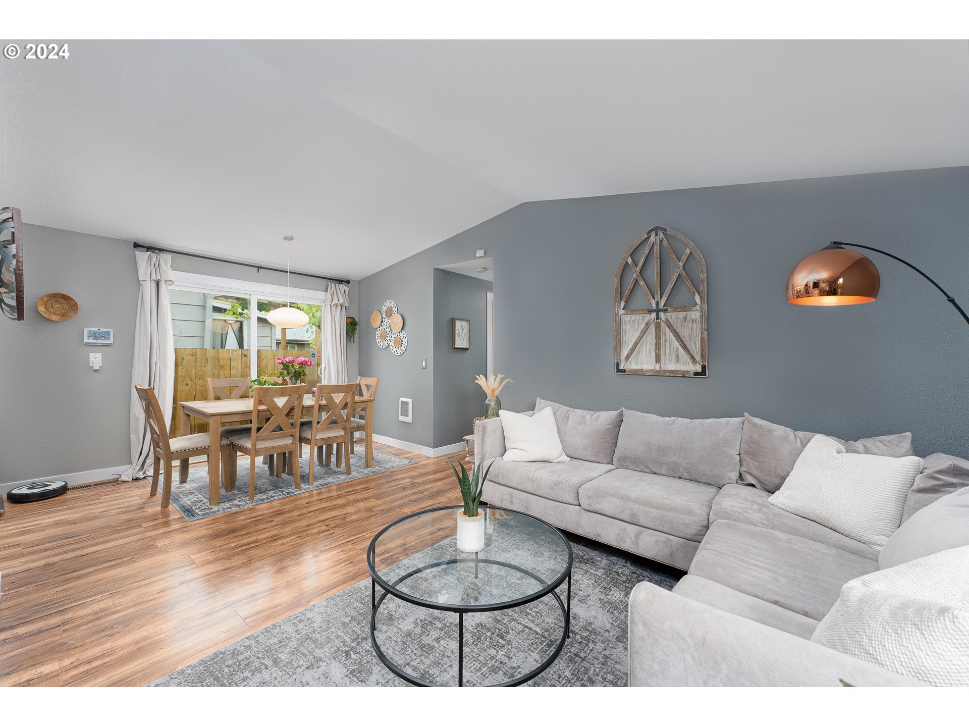 8809 Southeast Reedway Street Portland, OR 97266 - Photo 8 of 39 Living Room