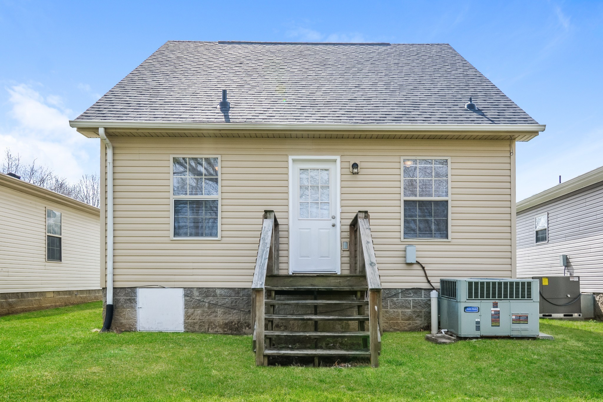 2607 Landrum Court, Unit 8 Springfield, TN 37172 - Photo 15 of 17 a front view of house with a garden