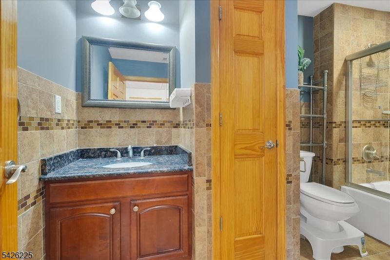 95 Calvert Avenue East Edison, NJ 08820 - Photo 27 of 45