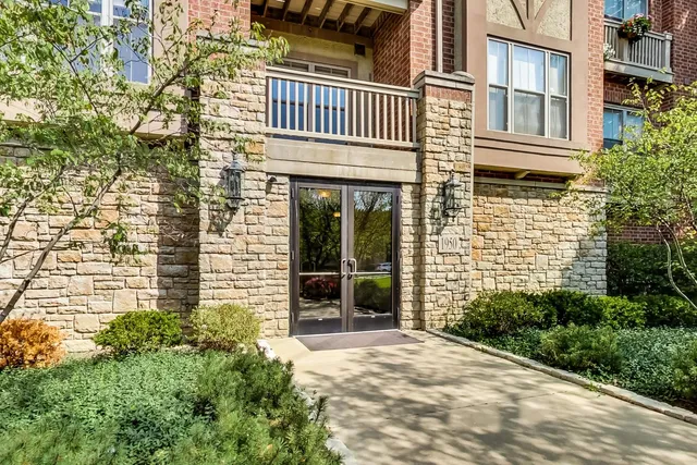 $474,000 | 1950 Farnsworth Lane, Unit 202, Northbrook, IL 60062