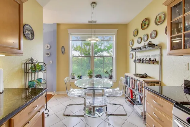 $474,000 | 1950 Farnsworth Lane, Unit 202, Northbrook, IL 60062