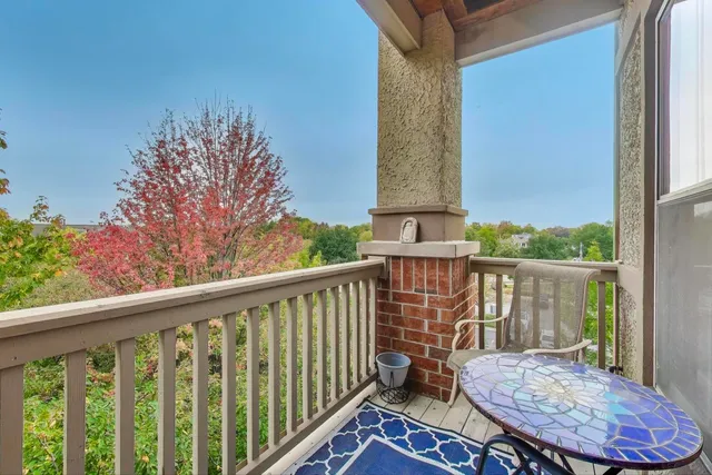 $474,000 | 1950 Farnsworth Lane, Unit 202, Northbrook, IL 60062