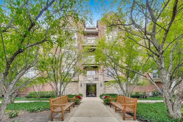 $474,000 | 1950 Farnsworth Lane, Unit 202, Northbrook, IL 60062