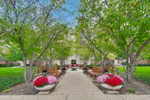 $474,000 | 1950 Farnsworth Lane, Unit 202, Northbrook, IL 60062