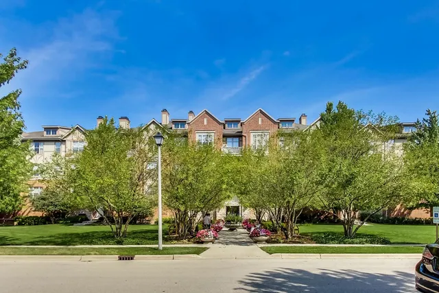 $474,000 | 1950 Farnsworth Lane, Unit 202, Northbrook, IL 60062